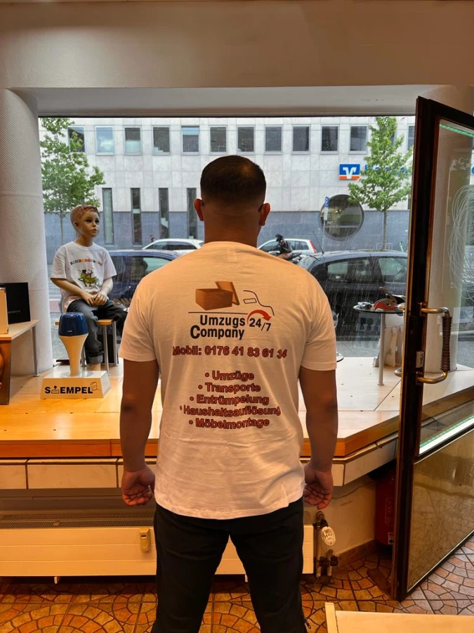 Mitarbeiter von UmzugsCompany24/7 mit Firmen-Shirt