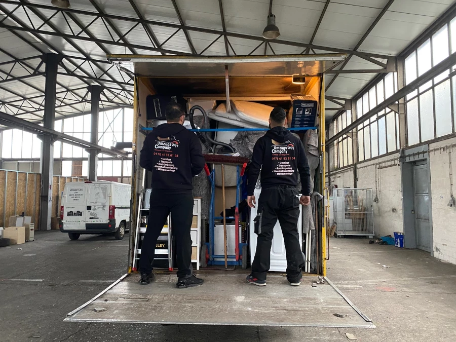 Beladener Umzugswagen von UmzugsCompany24/7 in einer Halle